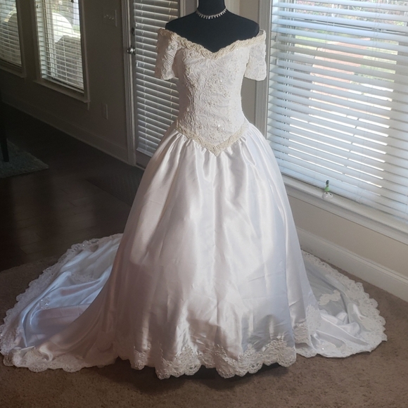 Beautiful Wedding dress! - Picture 3 of 8